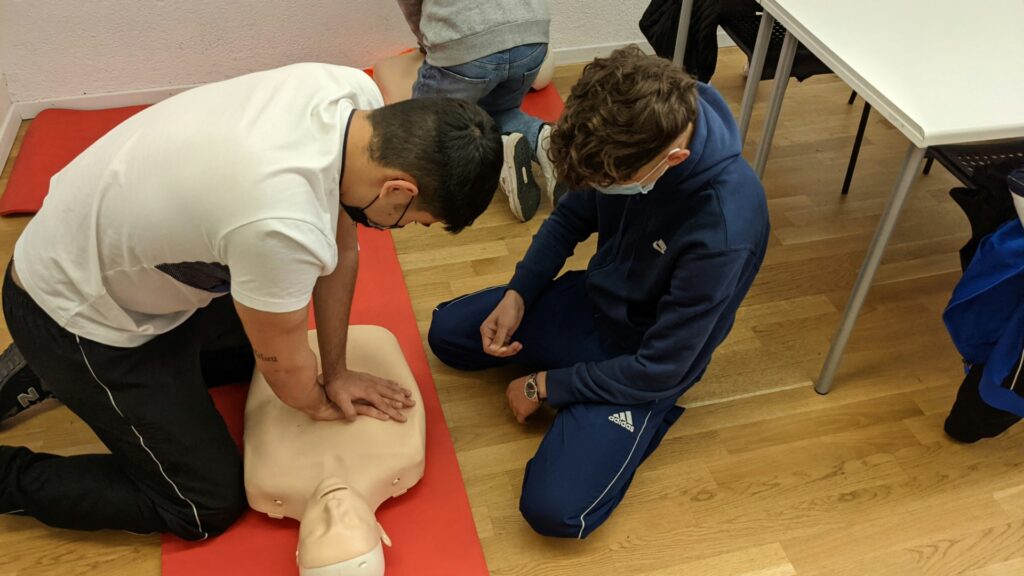 How to Use an AED Properly Easy Step-by-Step Instructions | Discovery Health MD